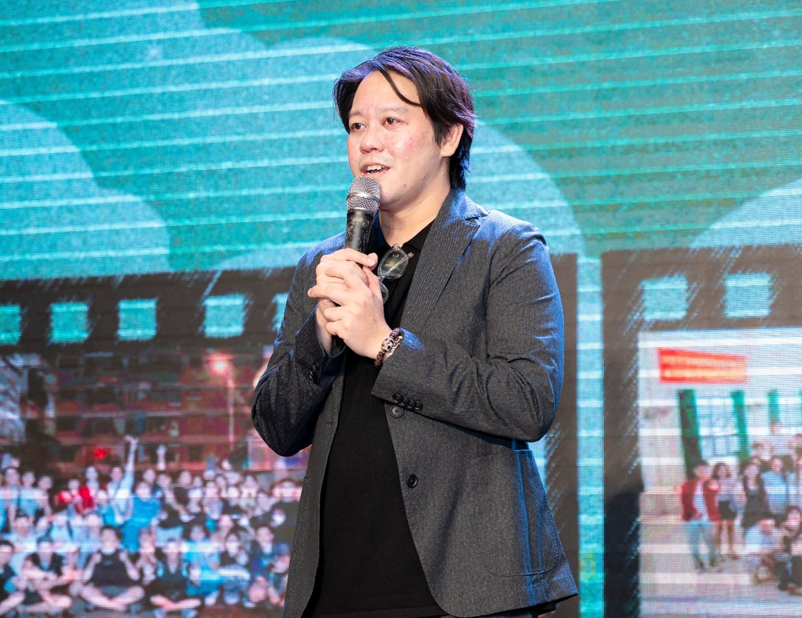 Nhà sản xuất điện ảnh, tốt nghiệp Thạc sĩ Điện ảnh và là nhà sản xuất của Công nữ ngọc hoa