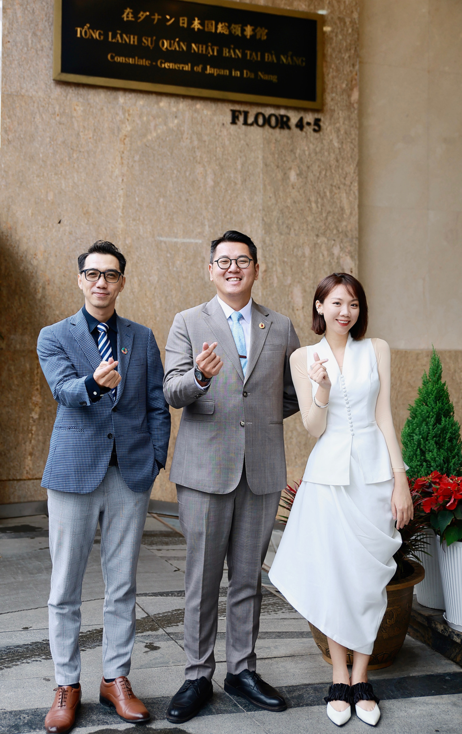 Đạo diễn Luk Vân và các thành viên chụp ảnh lưu niệm tại lối vào Tổng Lãnh sự quán Nhật Bản.